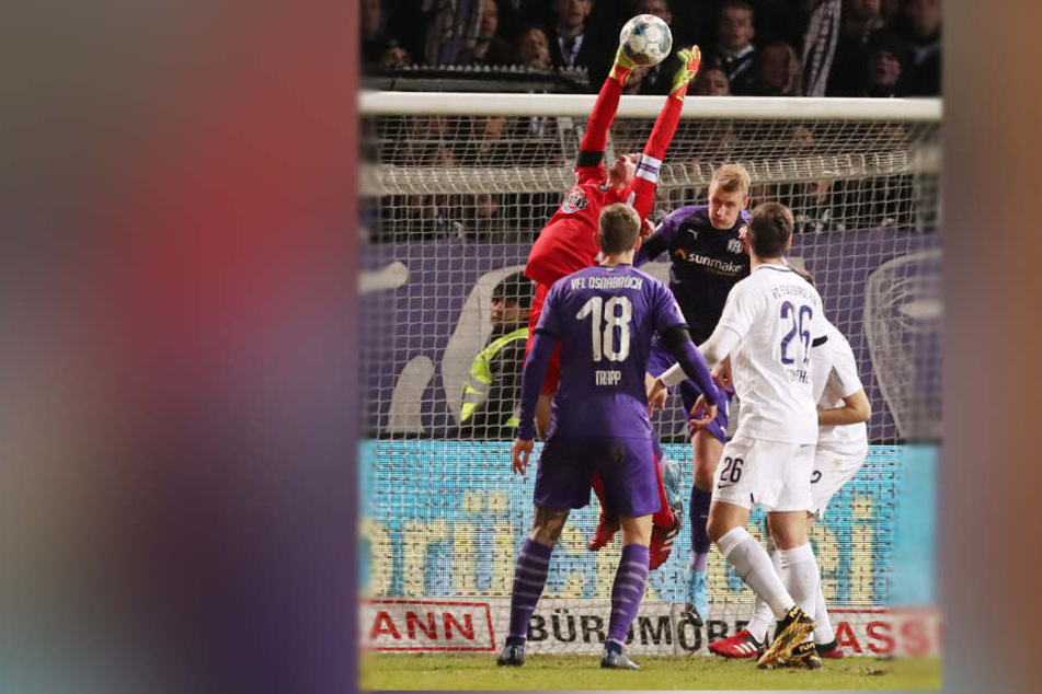Wieder Martin Männel! Der FCE-Schlussmann krallt sich den Ball in der Luft vor Osnabrücks Ulrich Taffertshofer.