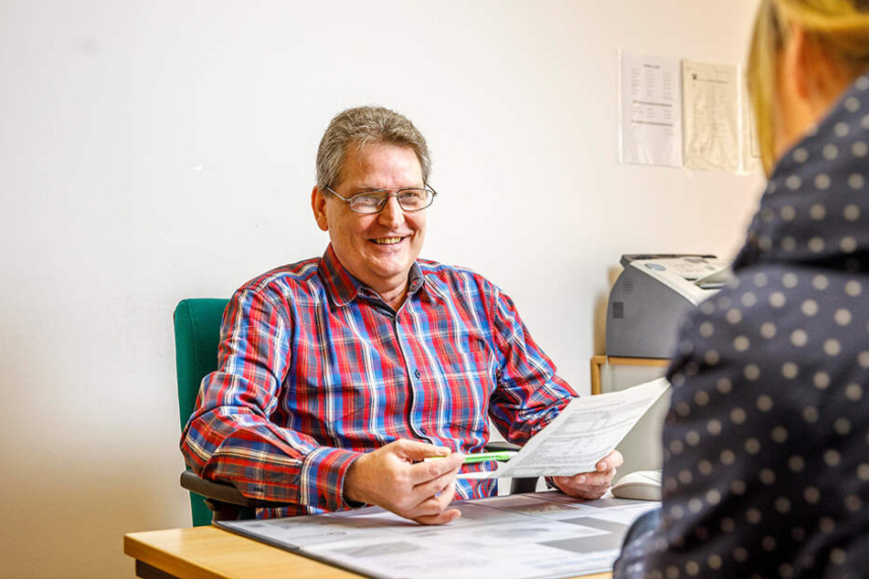 Steht mit Rat und Tat zur Seite: Peter Schulze ist einer von drei Mitarbeitern im Servicepunkt für Bürgerangelegenheiten.