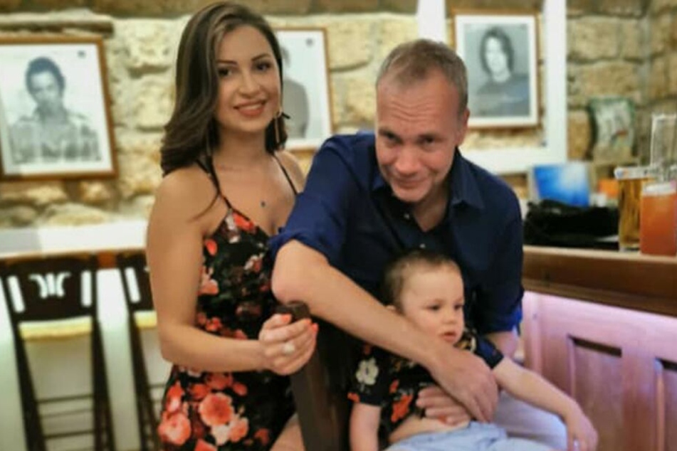 Die Familie gemeinsam in Griechenland. Valdenize Barford (31) mit ihrem Mann James (47) und ihrem Sohn Edward (1).