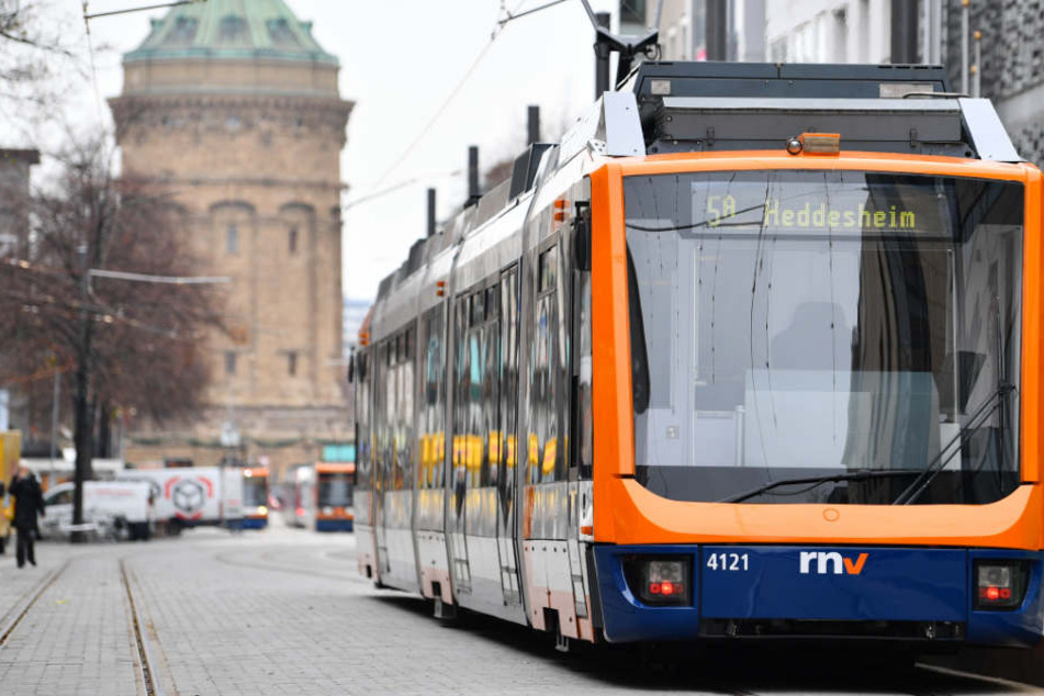 Einfach mit der Straßenbahn fliehen? Das endete für einen Ladendieb am Mittwoch anders als geplant. (Symbolbild)