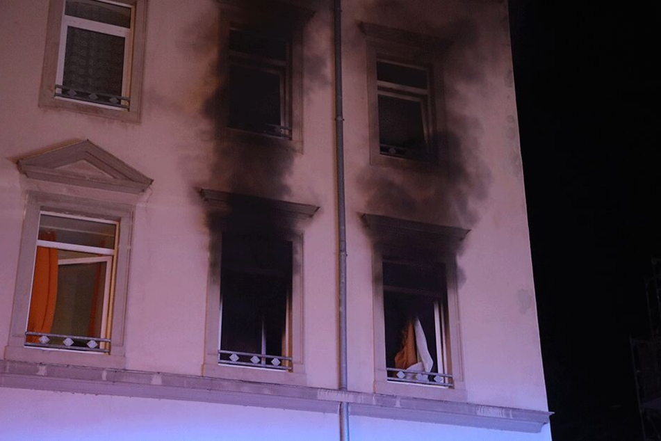 In der ersten Etage brannte es, dabei kam ein Bewohner ums Leben.