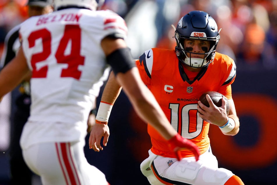 Satz mit X: Denvers Quarterback Bo Nix (orange) und seine Broncos haben mit 33 Punkten in einem Quarter für einen historischen Sensationssieg gesorgt.