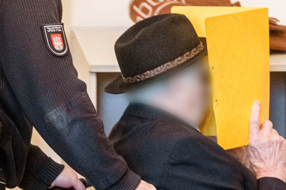 Ein Justizbeamter schiebt Bruno D. in den Gerichtssaal.