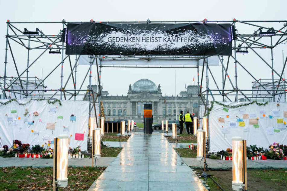 Eine Säule, in die Asche von Auschwitzopfern eingegossen worden sein soll, steht vor dem Reichstag.