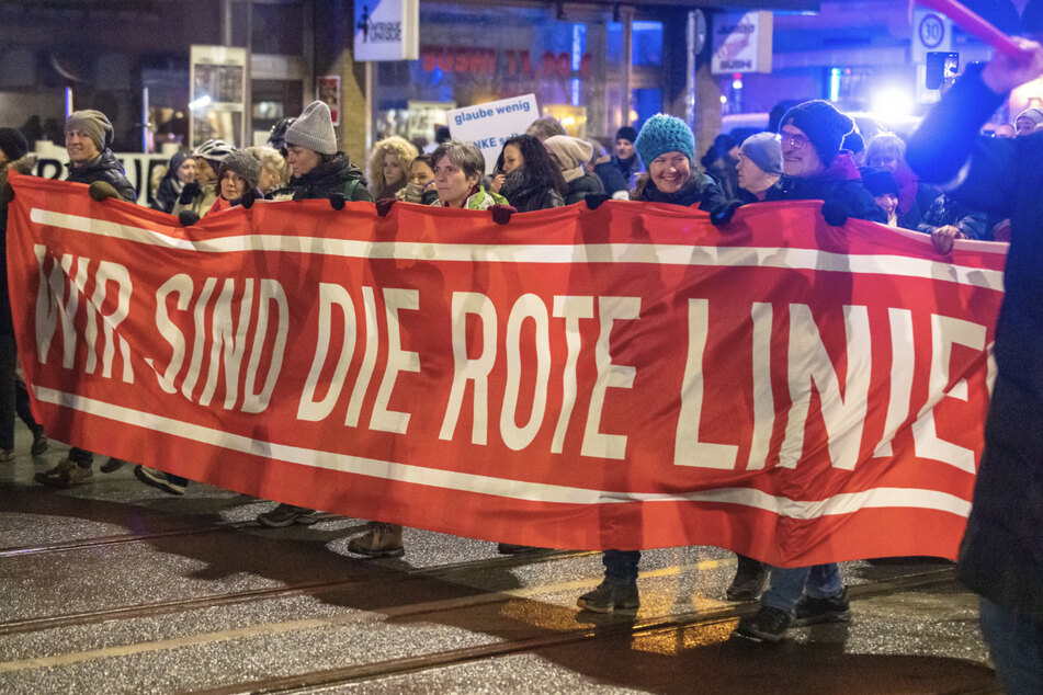 "Wir sind die rote Linie" steht auf einem Banner von Teilnehmern des Demozugs in Nürnberg.