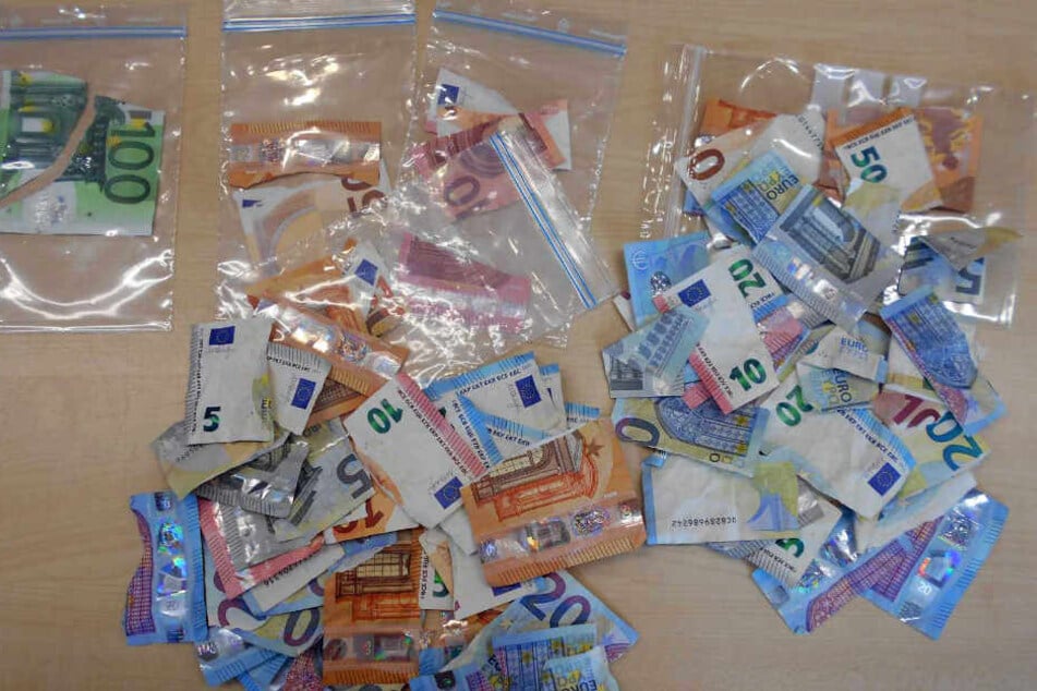Geldscheine im Wert von mehreren Hundert Euro wurden auf Waldwegen gefunden.