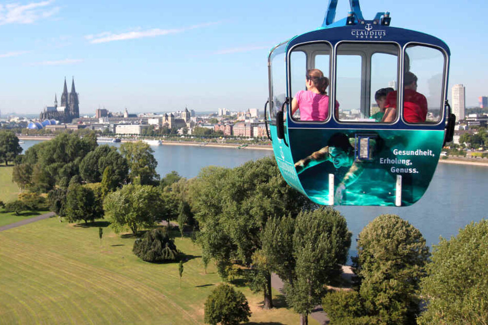 Aus den Gondeln der Kölner Seilbahn hat man einen Blick auf die Innenstadt Kölns.