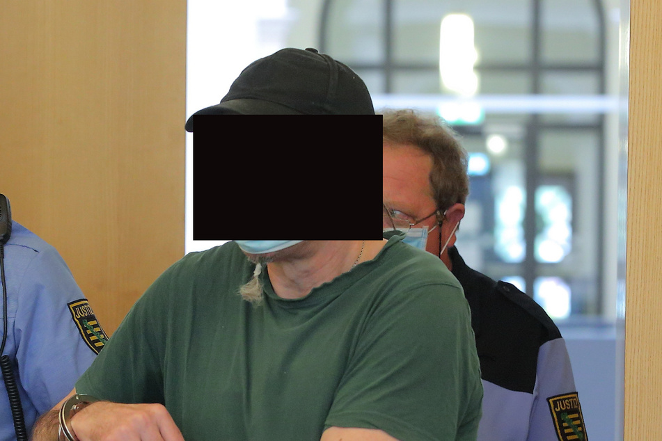 Andreas R. (52), der laut Anklage ebenfalls massiv auf das Opfer einschlug, schweigt zwar bisher, nickte aber bei der Rede von Stefan häufig.