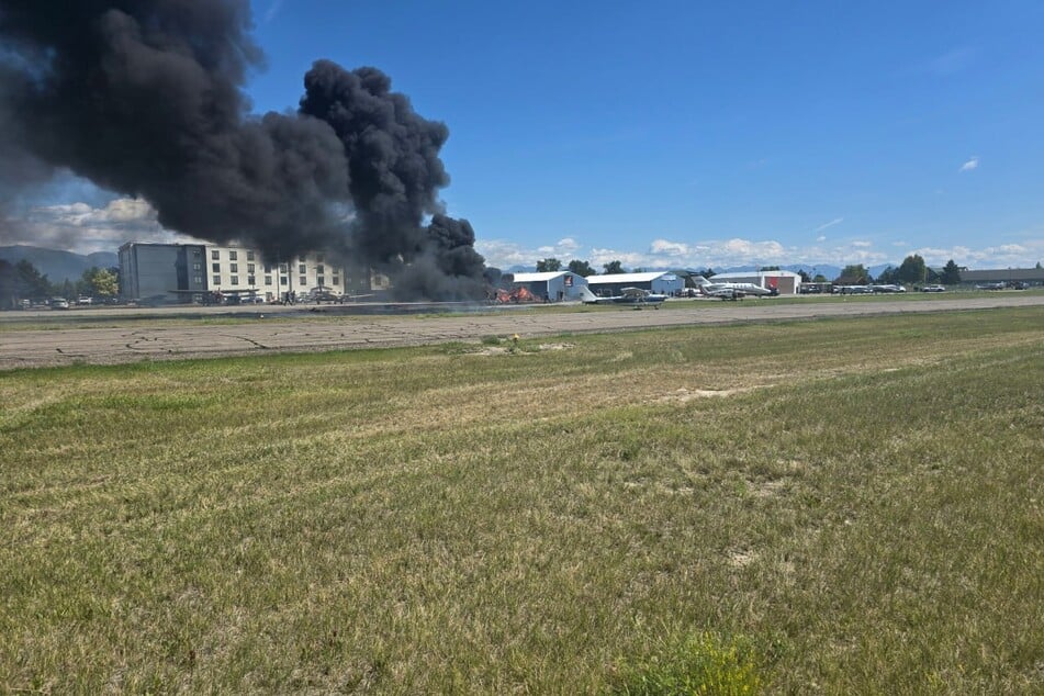 Die Havarie führte zu einem großen Feuer am Boden.