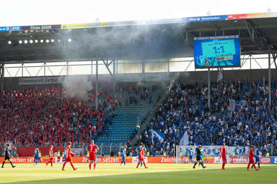 Nach dem Ausgleich der Magdeburger kam es wegen Ausschreitungen im Kölner Block zu einer Spielunterbrechung.