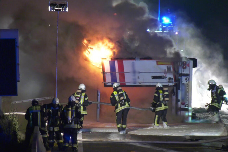 Der Laster ging komplett in Flammen auf.