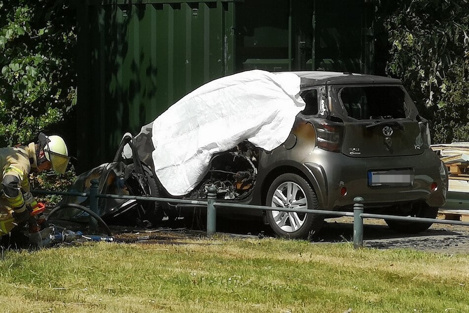 In dem brennenden Auto hatten Einsatzkräfte am Samstagnachmittag eine Leiche entdeckt.