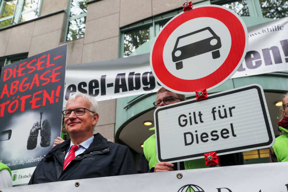 Jürgen Resch (M), der Bundesgeschäftsführer der Deutschen Umwelthilfe (DUH), steht vor Beginn der mündlichen Verhandlung mit Umweltschützern vor dem Verwaltungsgericht.