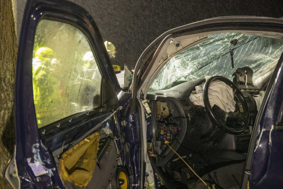 Der Fahrer des VW wurde bei dem Unfall schwer verletzt.