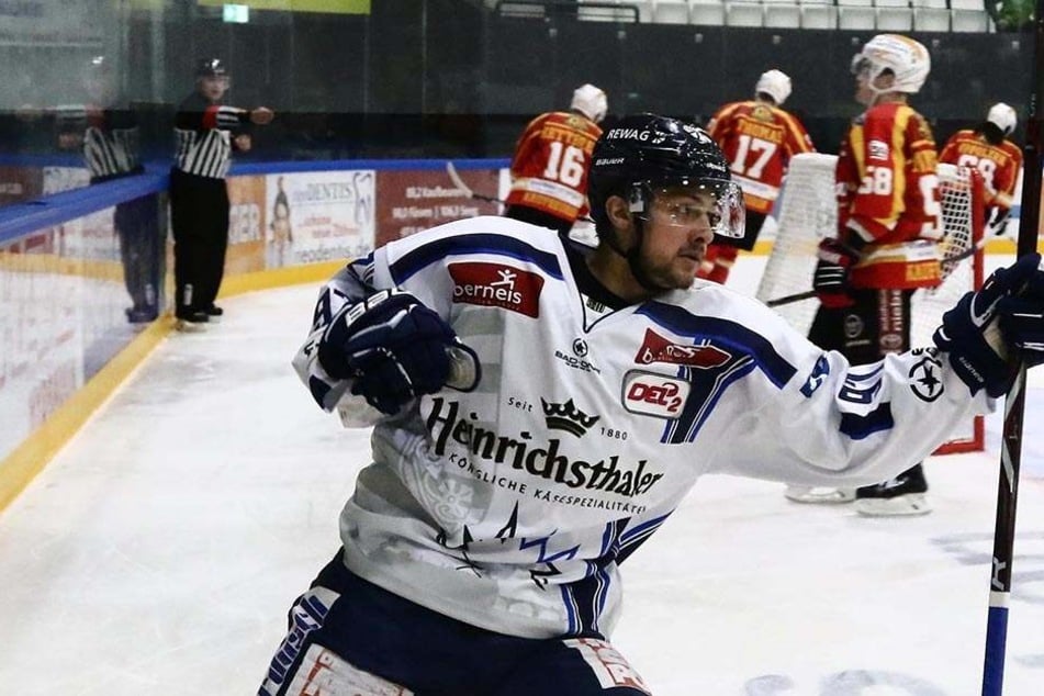 Mike Glemser freut sich über das 1:0 in Kaufbeuren.