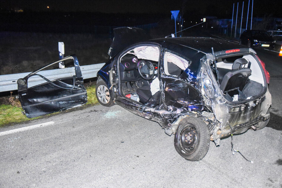 Peugeot kracht in VW: Fahrerin (20) bei Crash auf Bundesstraße eingeklemmt