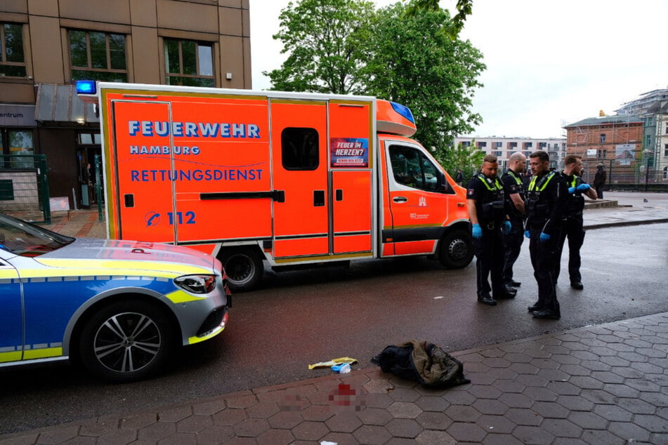 Polizei und Rettungswagen am Tatort.