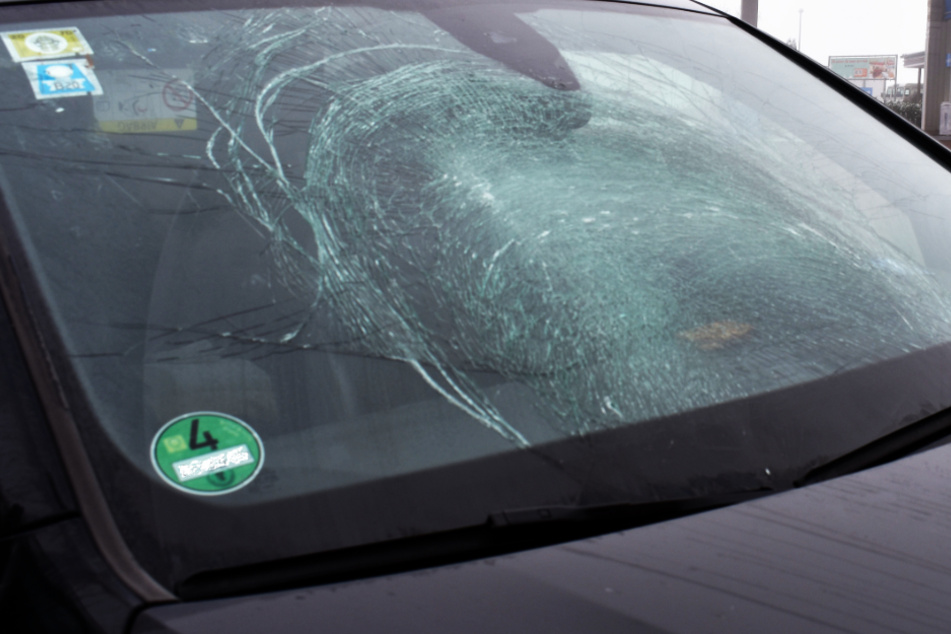 Eisschollen zerstörten die WIndschutzscheibe dieses Audi.