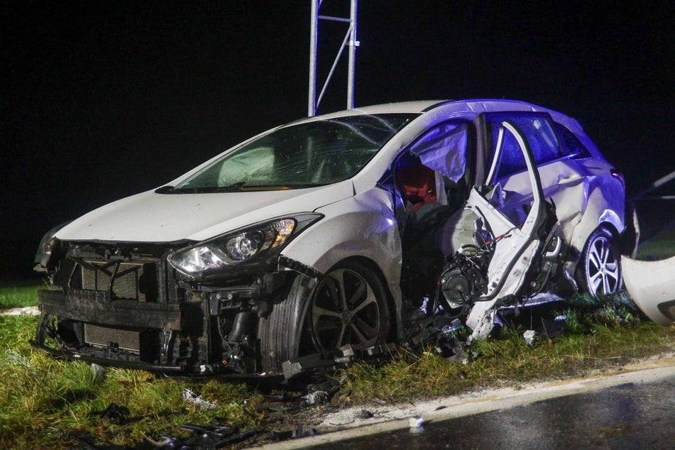 Der Fahrer des Hyundai wurde dabei so schwer verletzt, dass er noch am Unfallort verstarb.