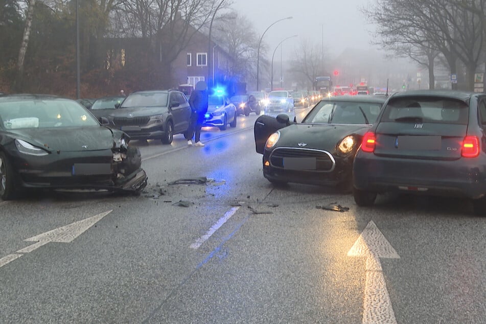 Mehrere beteiligte Fahrzeuge waren an einem Unfall auf der Kollaustraße beteiligt.