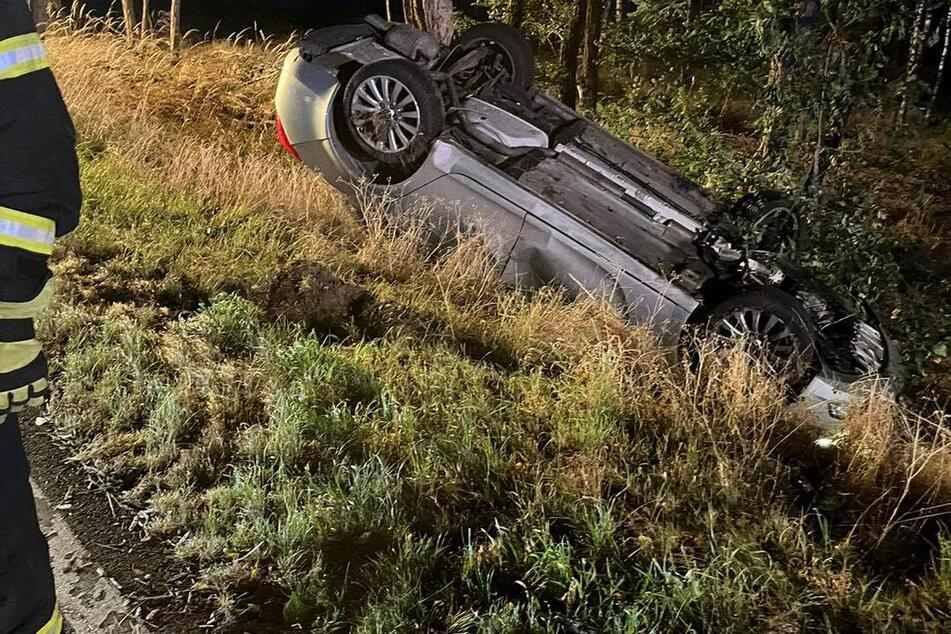 Mit ihrem silbernen Opel überschlug sich eine - wahrscheinlich angetrunkene - Frau in der Nacht zu Samstag.