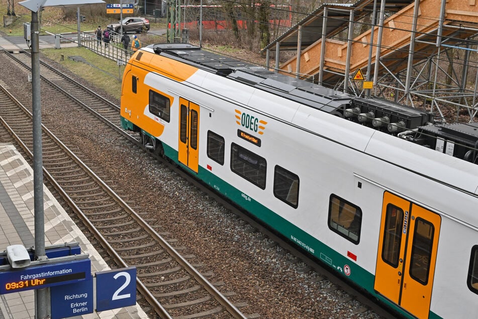 Fahrgäste des RE1 müssen ab Freitagabend auf Ersatzbusse umsteigen. (Symbolbild)