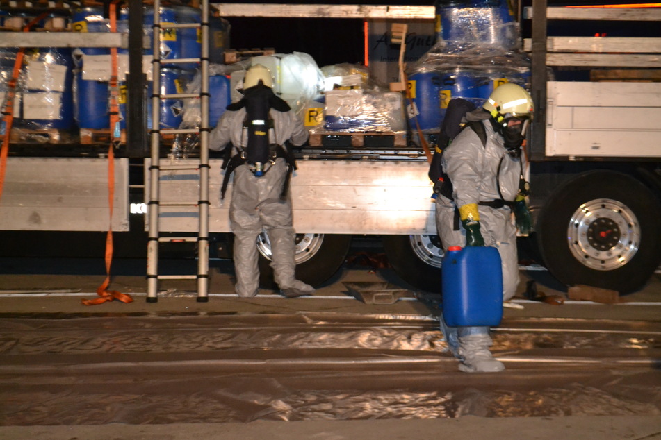 Polizei stoppt undichten Chemie-Lkw mit Laborabfällen auf A9