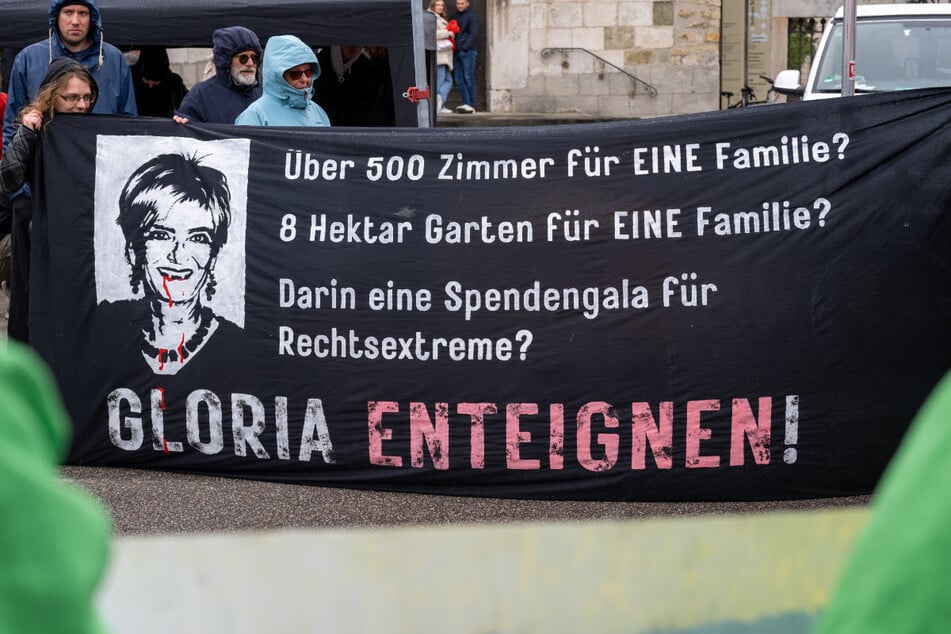 Gegen die teils rechtsextremen Verbindungen von Gloria Fürstin von Thurn und Taxis (64) haben am Sonntag mehrere Hundert Personen demonstriert.