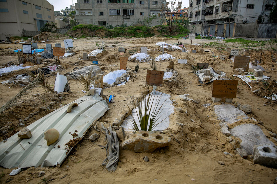 Die Toten würden laut den Beamten in Massengräbern in der Stadt Rafah im Süden des Gazastreifens beigesetzt.