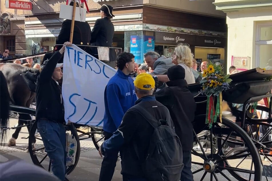 Auf Bildern und in einem Video ist zu sehen, wie Frank Nopper (60, CDU) das Banner zu sich heranzieht.