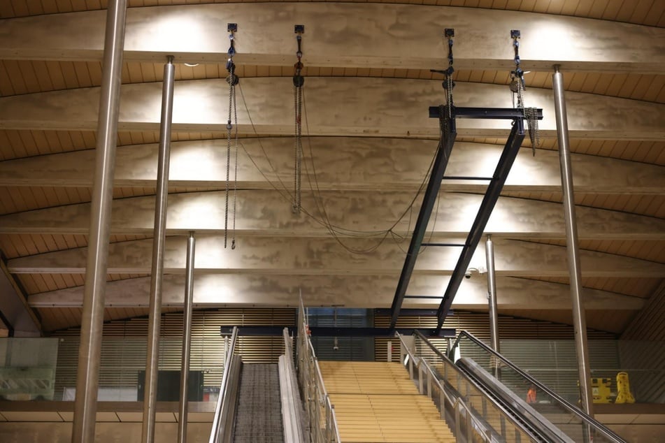 An der Decke der Station Leipzig Markt wurde bereits ein Gerüst angebracht, mit dessen Hilfe die Rolltreppen ausgetauscht werden sollen. Dafür wird sie in einzelne Sektionen zerteilt.