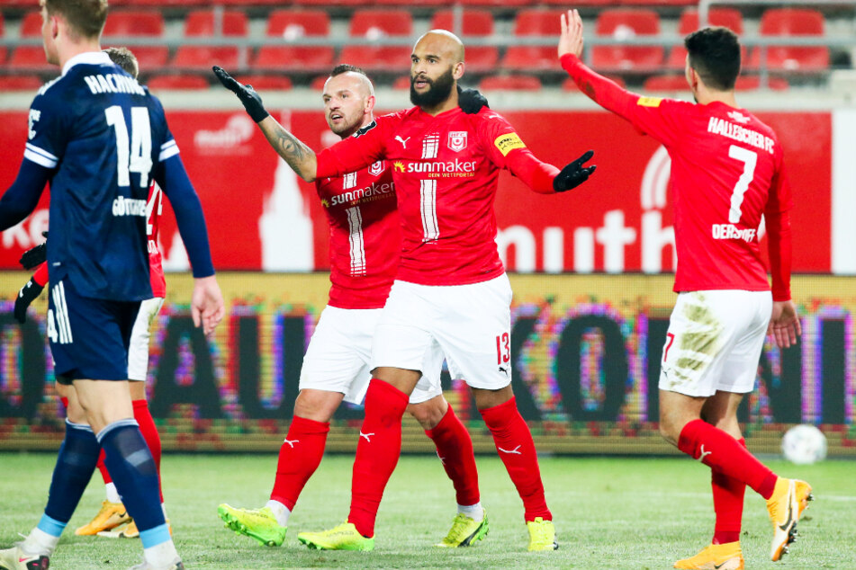 Habt ihr etwas anderes erwartet? Terrence Boyd (29, 2.v.r.) traf auch gegen die SpVgg Unterhaching doppelt.