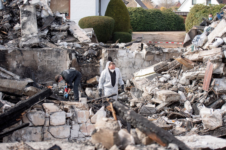 Das Haus explodierte am Mittwochabend (24.03.2021) aus ungeklärter Ursache, wie die Polizei mitteilte. Das Gebäude ging dabei in Flammen auf und wurde vollständig zerstört.
