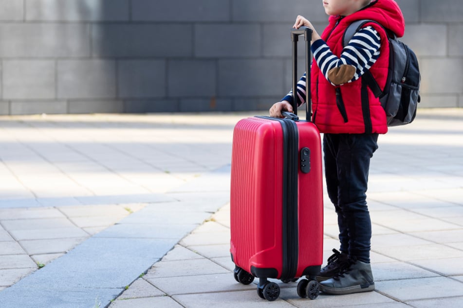 Der Junge packte seine Sachen und setzte sich alleine in den Zug. (Symbolbild)
