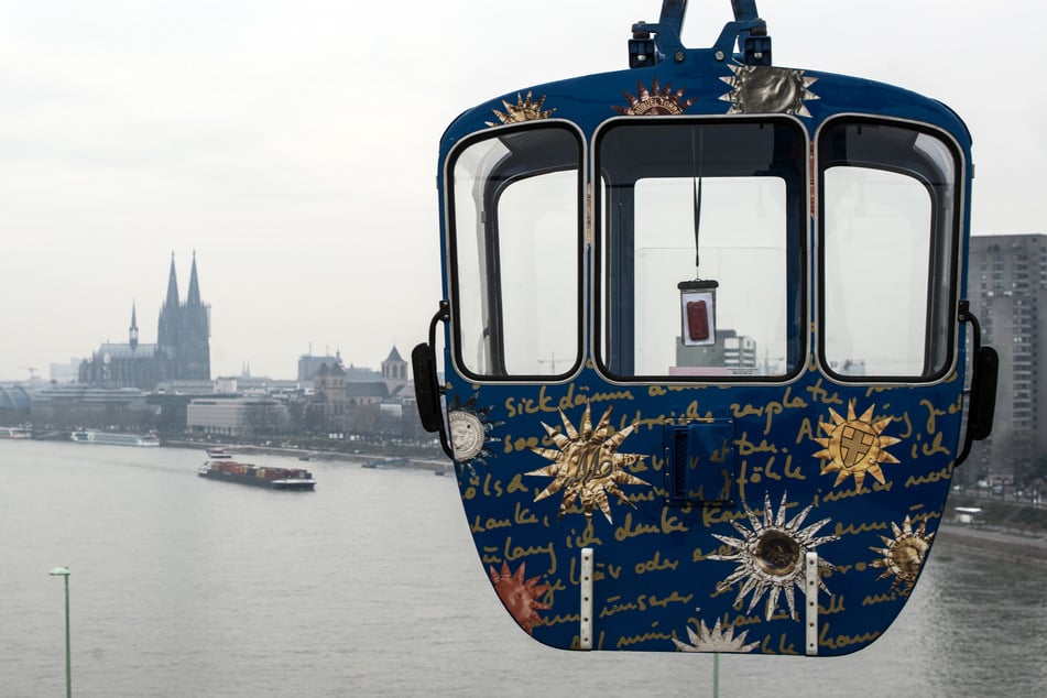 Auch in der Vorweihnachtszeit wird die Kölner Seilbahn an einigen ausgewählten Terminen Fahrgäste über den Rhein befördern. (Archivbild)