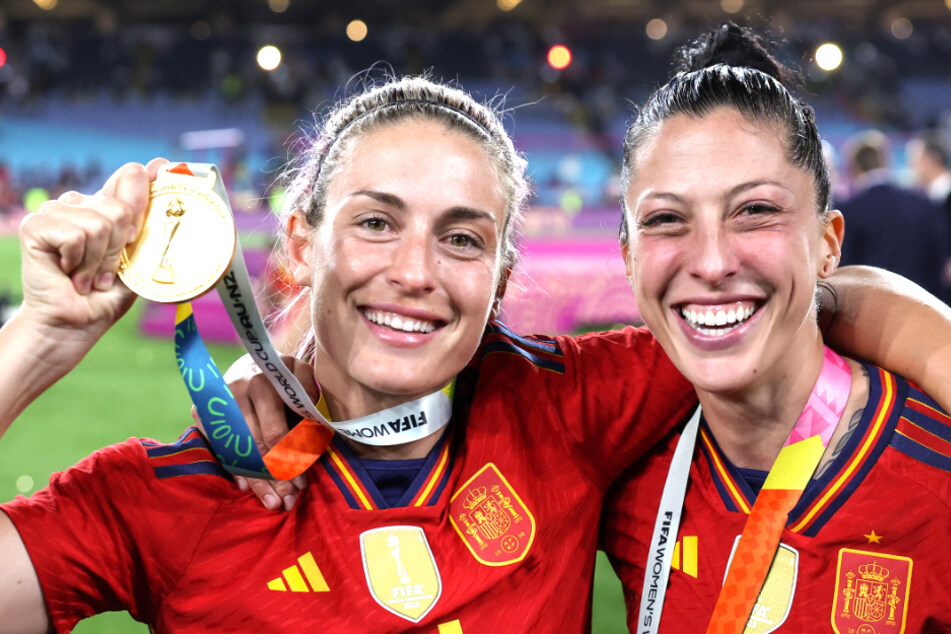 Jennifer Hermoso (33, r.) und Weltfußballerin Alexia Putellas (29) freuten sich über den WM-Titel.