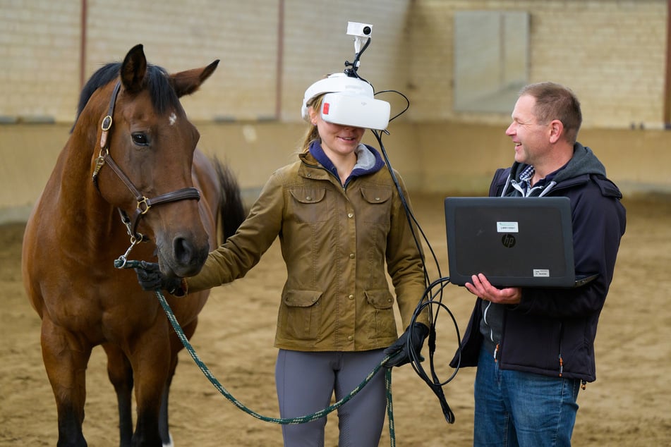 Benito Weise (r.), vom Landwirtschaftlichen Bildungszentrum (LBZ) Echem, erklärt der Reiterin Anna Junge, wie die sogenannte Pferdebrille funktioniert.