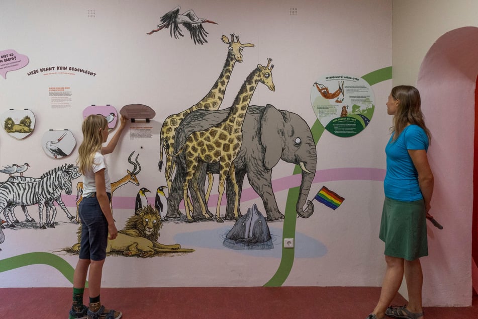 Kajsa (10) und Anika (32) in der ersten Erlebnisstation der "Wild Love Stories". Kajsa ist eigentlich ganz wild auf Fledermäuse.
