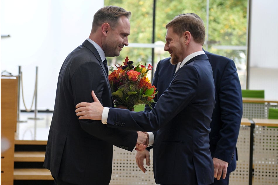 Am 1. Oktober des vergangenen Jahres wurde Alexander Dierks zum Präsidenten des Sächsischen Landtags gewählt und von MP Kretschmer (r.) beglückwünscht. Einen Tag später feierte Dierks seinen 37. Geburtstag.