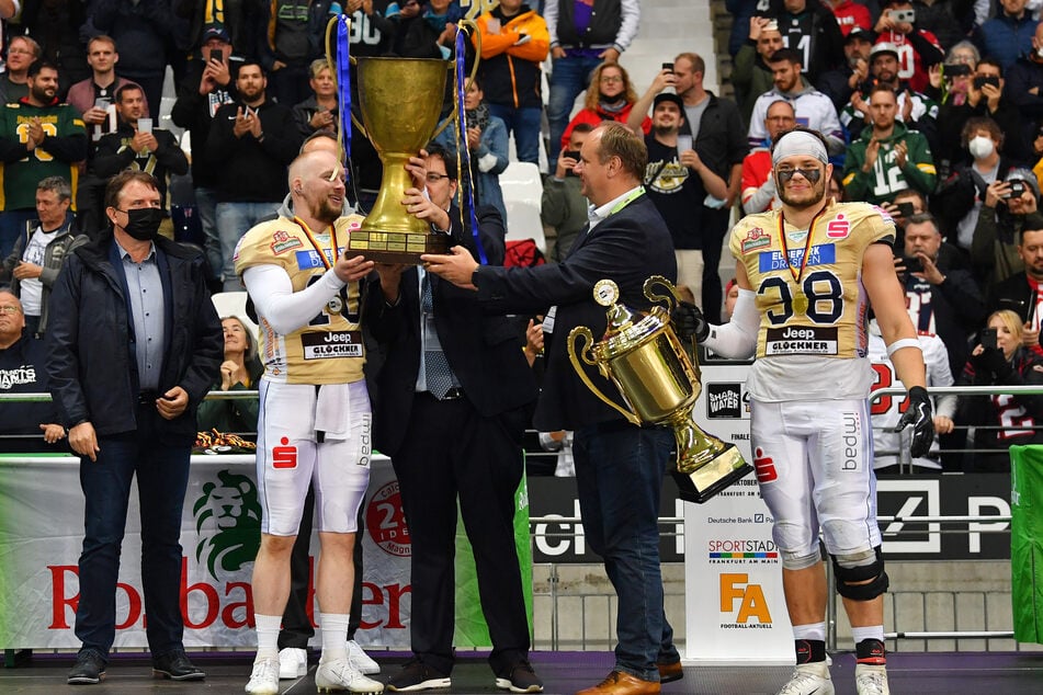 In 2021, Eric Seidel (34, 2nd from left) was presented with the championship trophy as one of the captains.