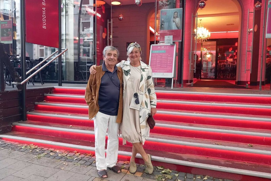 Sybille Weser Gleich (58) mit ihrem Mann vor den Hamburger Kammerspielen. Sie gehörten zu den Premiere-Gästen von Nicole Heinrichs Monodrama "Monika Haeger - Inside Stasi".