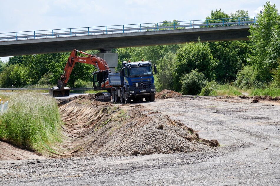 Abriss für den Neubau: Die ehemalige S72 zwischen Böhlen und Großdeuben wird rückgebaut.