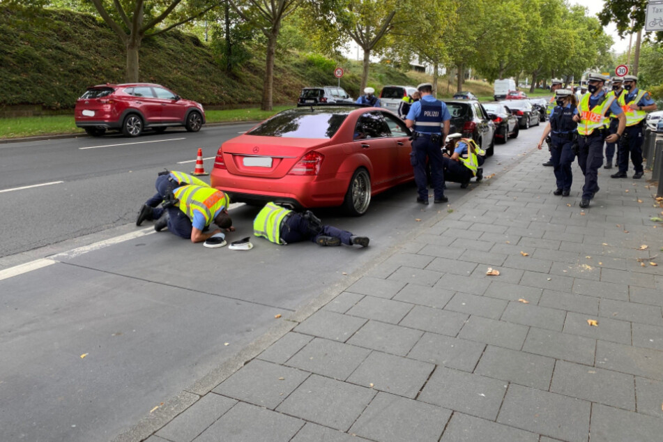 Auch dieser rote Mercedes wurde auf illegale Umbauten untersucht.