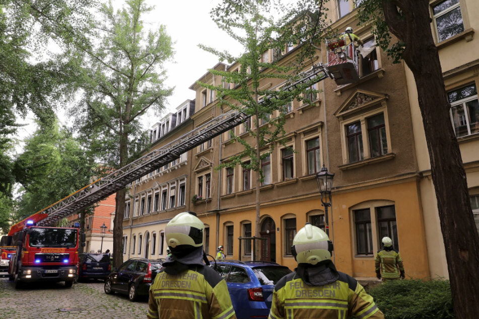 Die Feuerwehr vor Ort in Pieschen.
