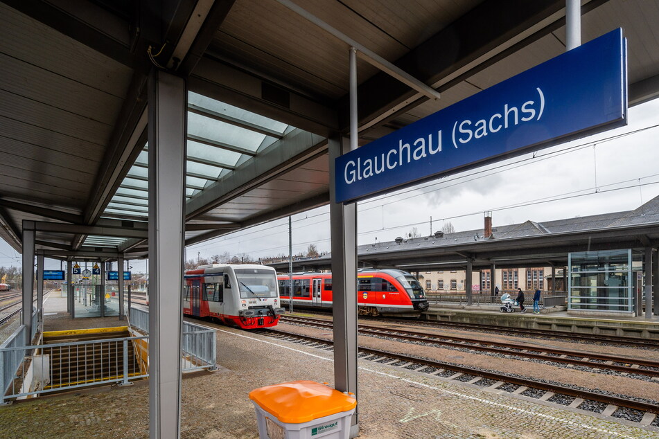Auch am Bahnhof in Glauchau kam es zu Ausschreitungen: Hier bewarfen Neonazis einen Regio-Zug, in dem linke Demonstranten saßen, mit Steinen.
