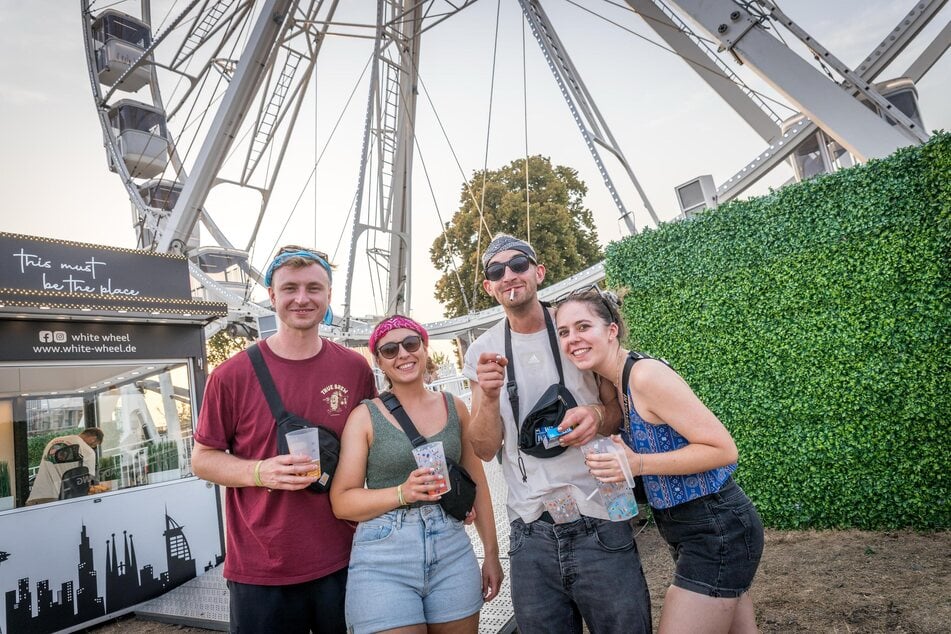Olivia (2.v.l.) ist zum dritten Mal aus Nürnberg zum Highfield gepilgert, diesmal sogar mit ihren Freunden Chris (links), Basti und Nadia.