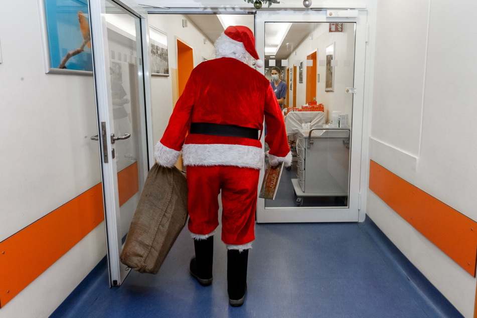 Professor Martin Rupprecht geht als Weihnachtsmann verkleidet durch das Krankenhaus.