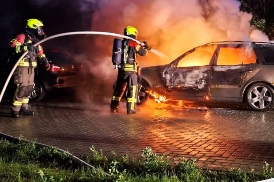 Mercedes geht in Flammen auf: Polizei sucht nach möglichen Zeugen