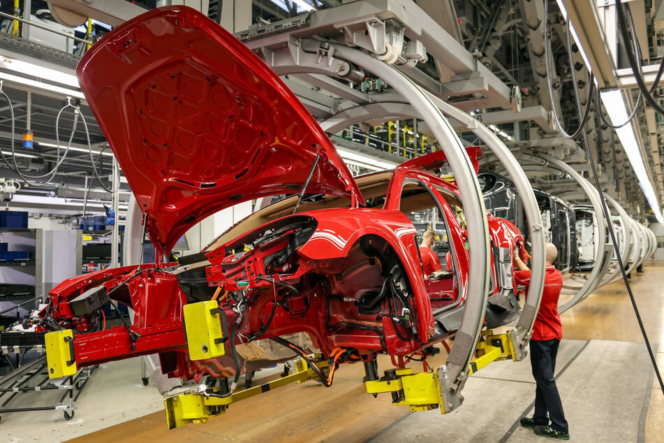 799 Millionen Euro investierte die sächsische Autoindustrie 2023 vor allem in Maschinen und Anlagen. Damit ist die Branche diejenige mit der größten Investitionssumme.