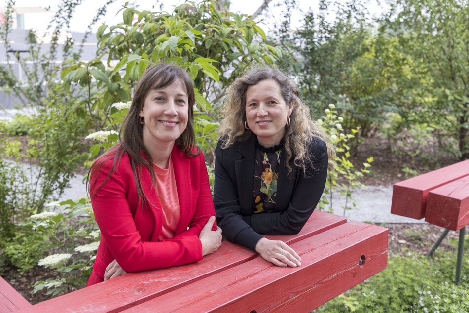 Die Museums-Chefinnen Iris Edenheiser (r.) und Lisa Klamka freuen sich an den roten "Pfadfinder"-Objekten über Aufenthaltsqualität und Nachhaltigkeit.